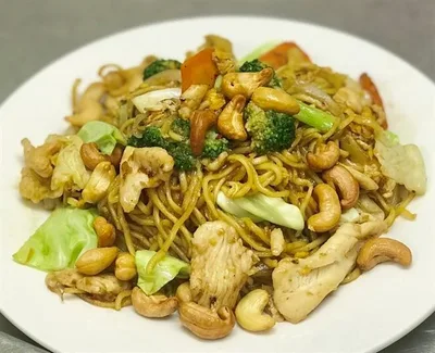 Chicken with cashew nuts, broccoli and noodles