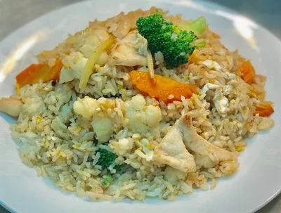 Fried rice with chicken, broccoli and carrots