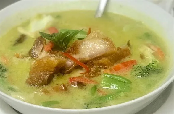 Green curry with crispy pork