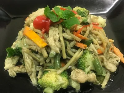 Stir-fried curry paste with noodles and vegetables