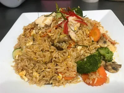Tom yum fried rice with vegetables and chicken